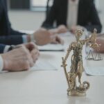 osoba na savetovanju kod pravnika