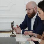 par potpisuje papire za sporazumni razvod braka