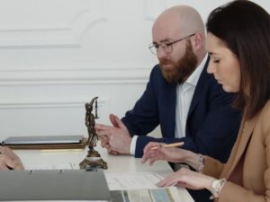 par potpisuje papire za sporazumni razvod braka