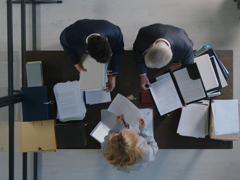 tri osobe prikupljaju dokumente za ostavinsku raspravu