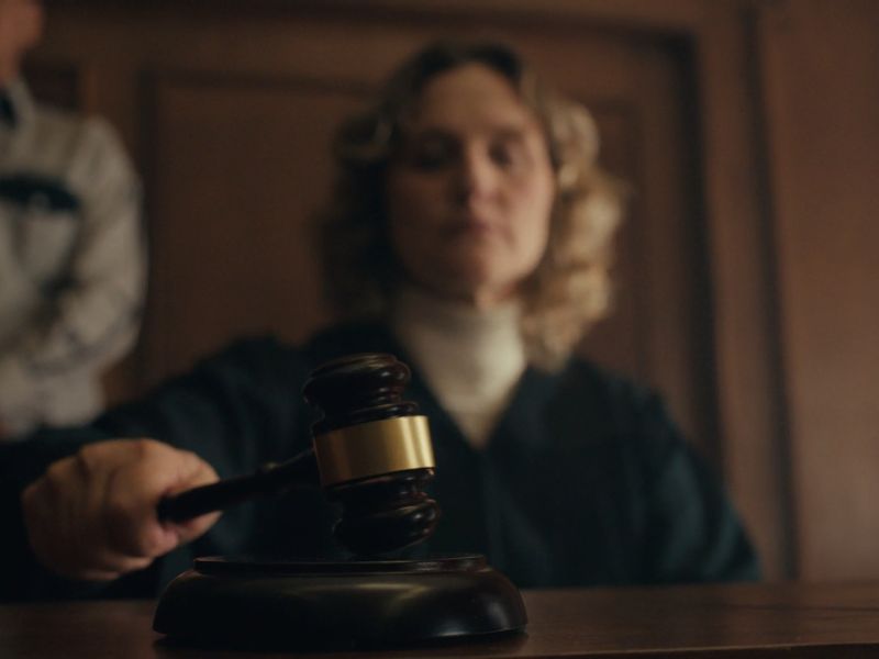 sudinica udara sudskom palicom za sam kraj sudskog postupka