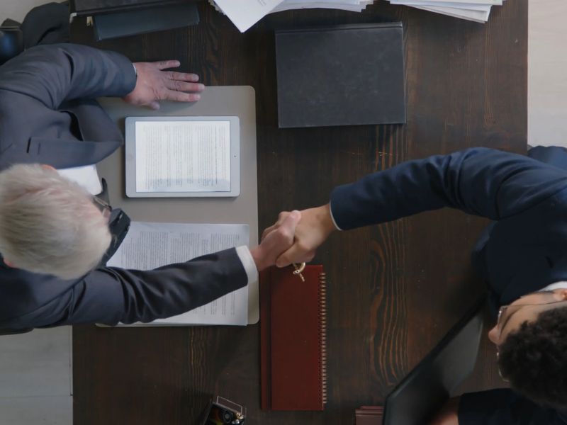 sudija i čovek se rukuju nakon ostavinske rasprave