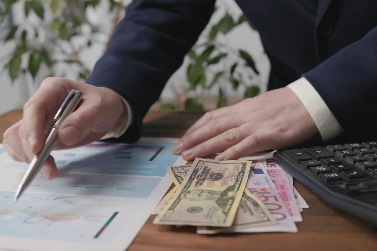 prikaz osobe koja popunjava dokumente o plaćanju poreza