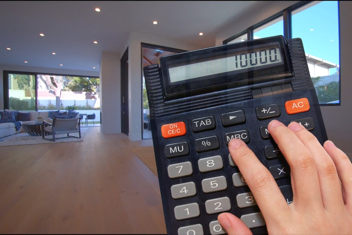 prikaz kuće i osobe koja koristi kalkulator