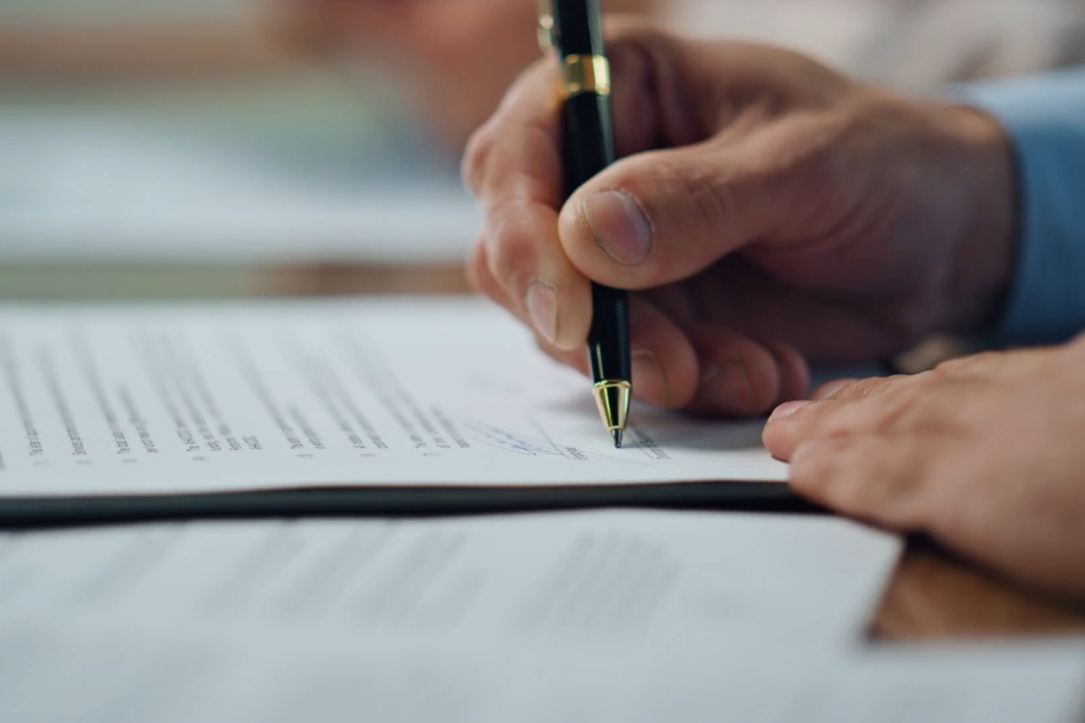 osoba potpisuje dokumentaciju