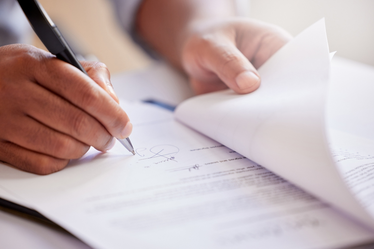 osoba potpisuje ugovor