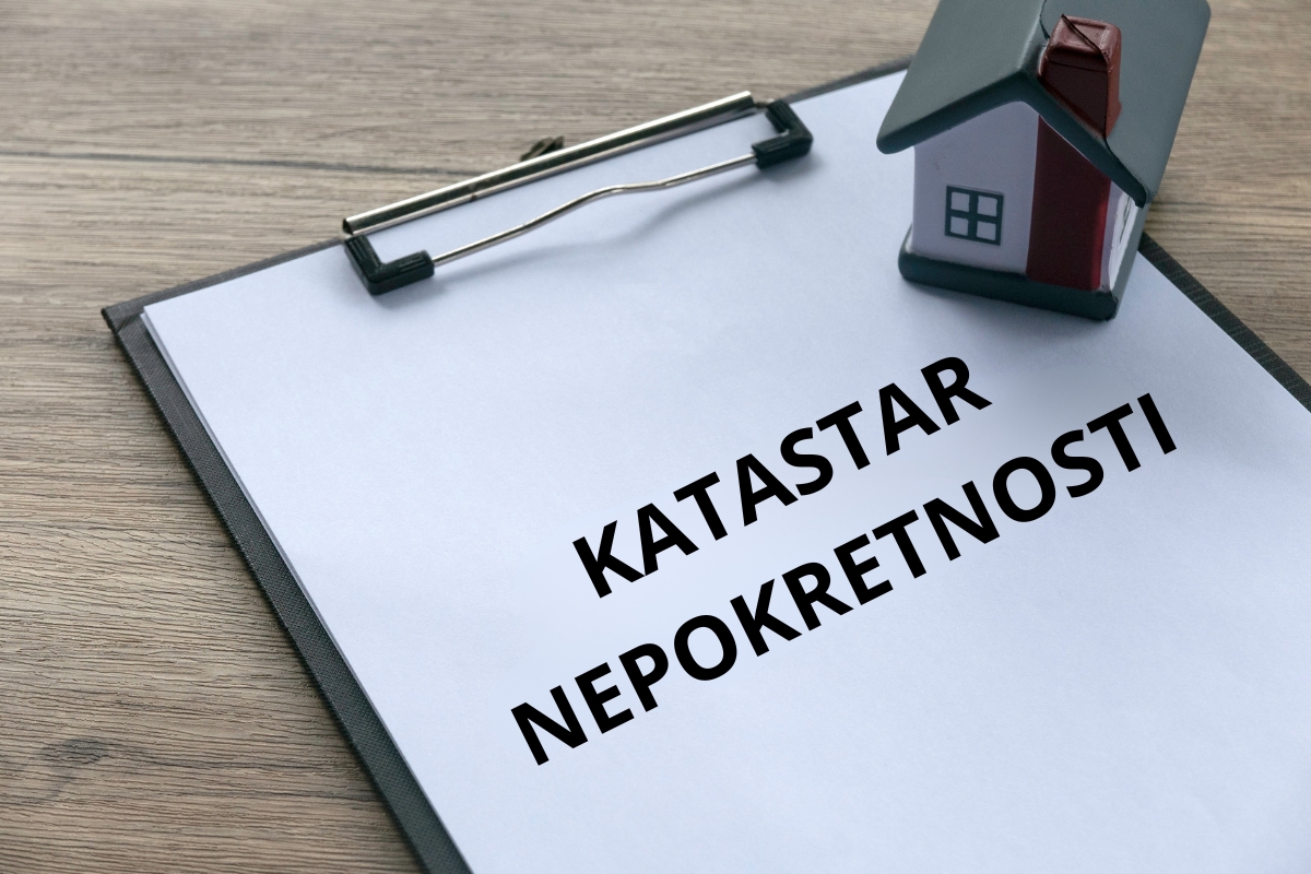 prikaz amkete kuće i papira na kom piše katastar nepokretnosti 