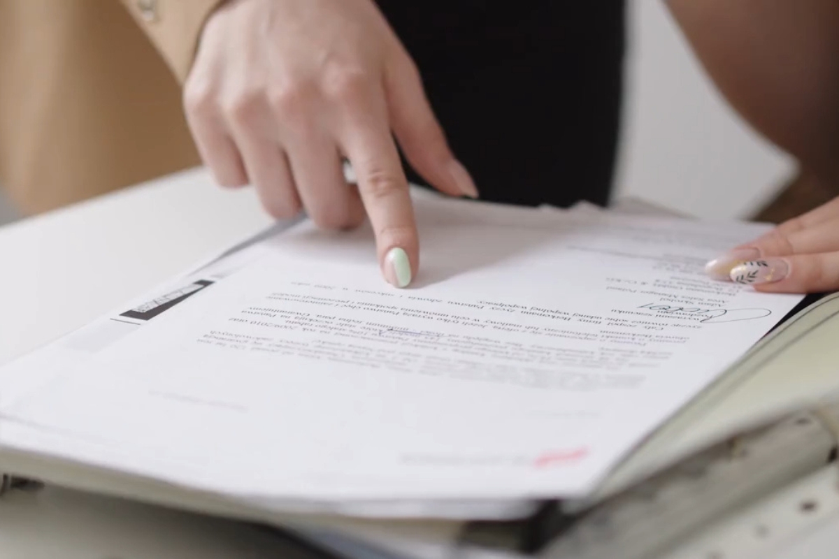 osoba čita nešto iz dokumenta