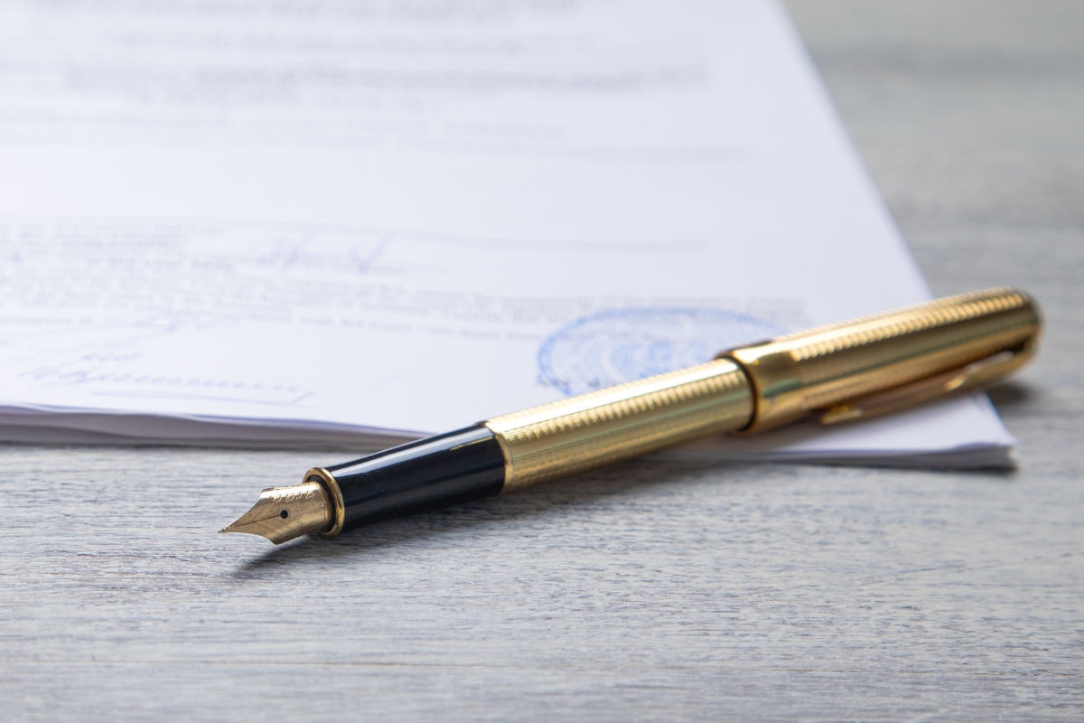 prikaz ugovora i penkala