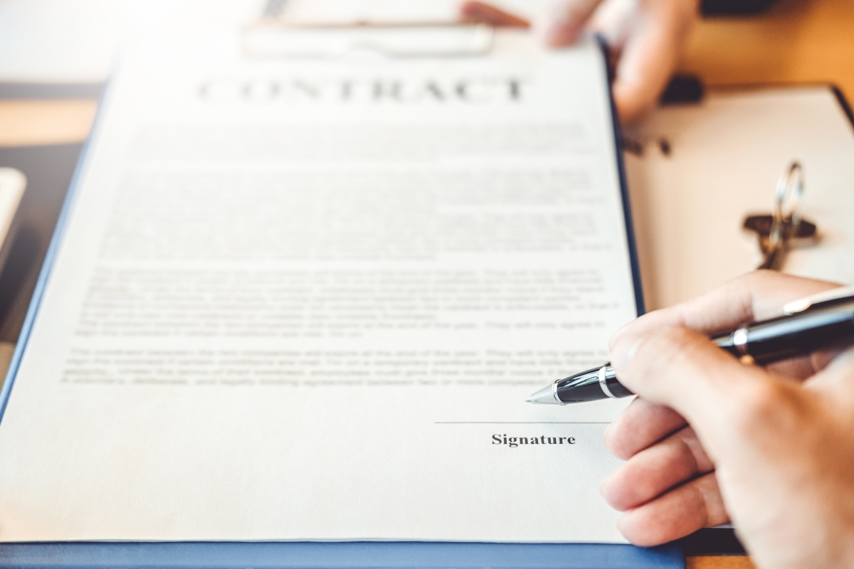 prikaz osobe koja potpisuje ugovor