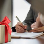 prikaz osobe koje potpisuje ugovor, poklon pored