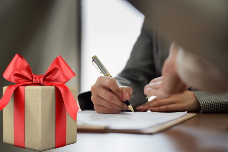 prikaz osobe koje potpisuje ugovor, poklon pored