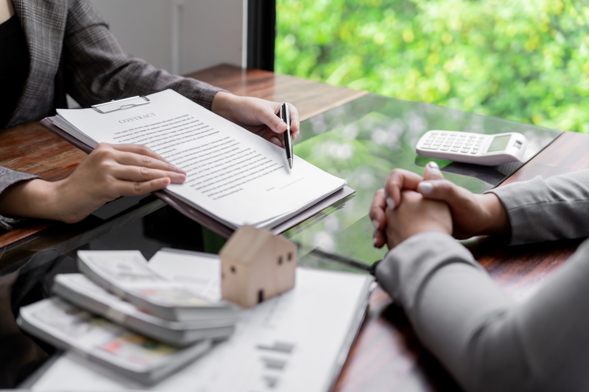 osoba daje drugoj osobi da potpiše ugovor