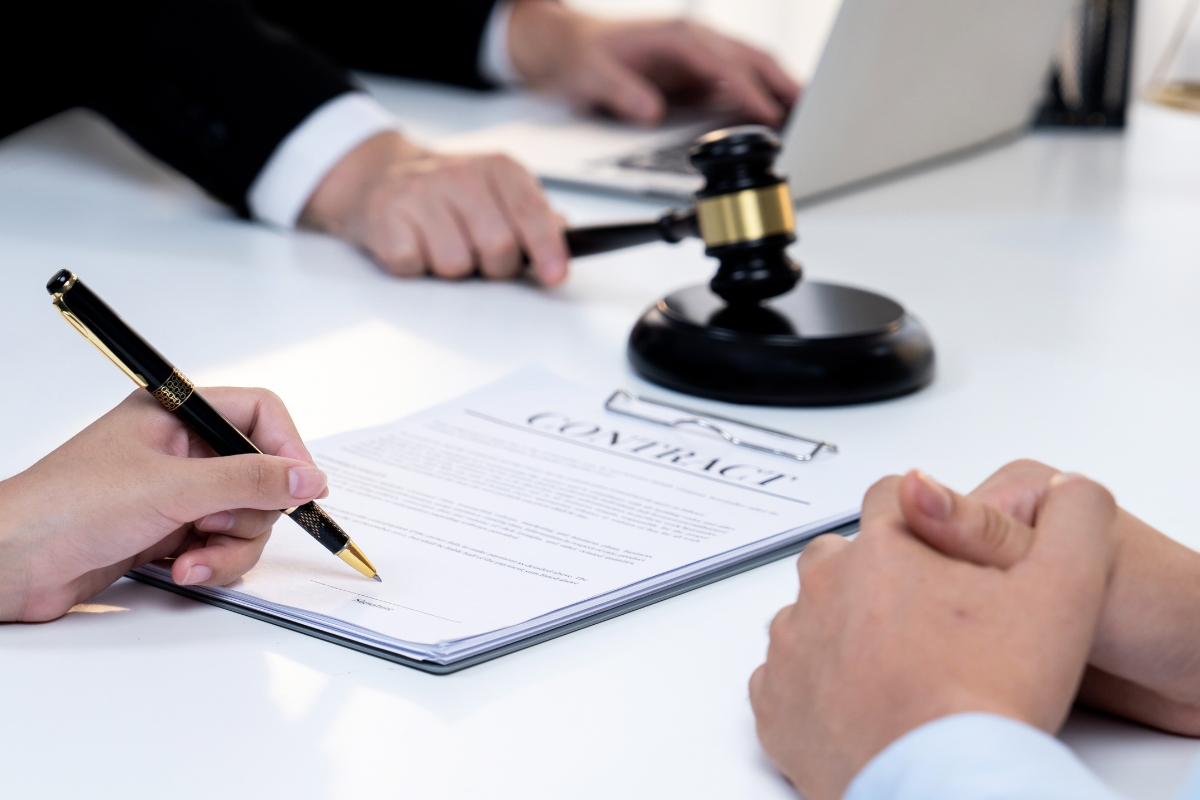 osobe potpisuju ugovor kod advokata